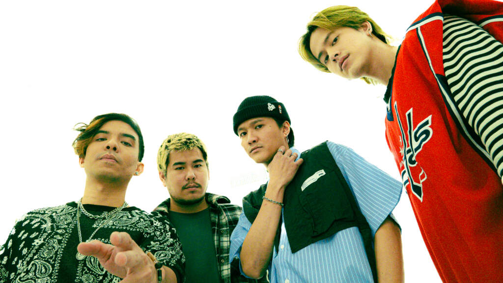 แท้จริงแล้ว Wallrollers กลับเป็นชื่อที่ทุกคนในวงต่างตั้งคำถามว่า “เอ๊ะ ใครเป็นคนคิดชื่อนี้วะ?” ภูร์กับเอิร์ธตอบ
